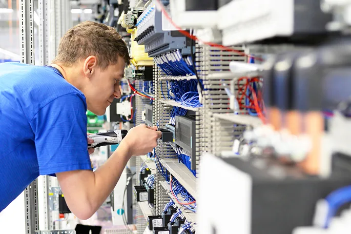 Ein Elektriker vor einem Schaltschrank